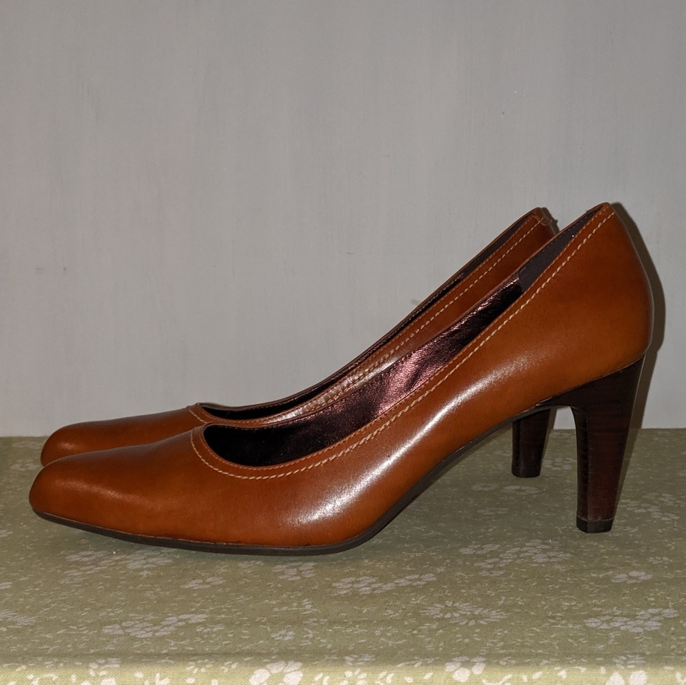 Gorgeous NWOT Ecco brown pointy heels size 40